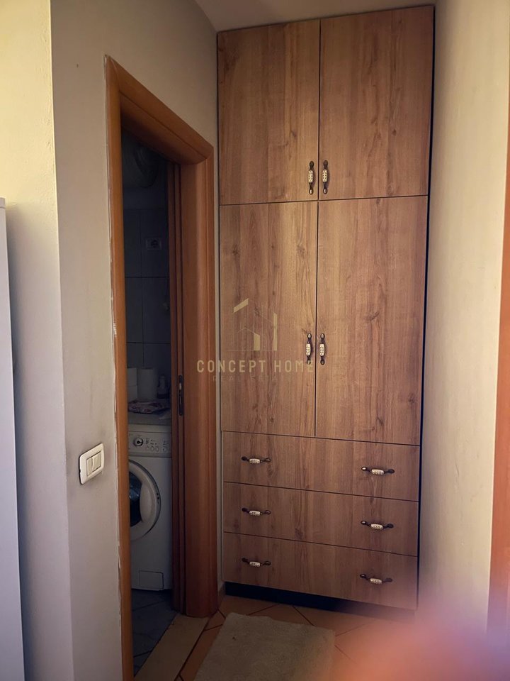 Jepet me qera Apartament 1+1 tek Pallati me shigjeta