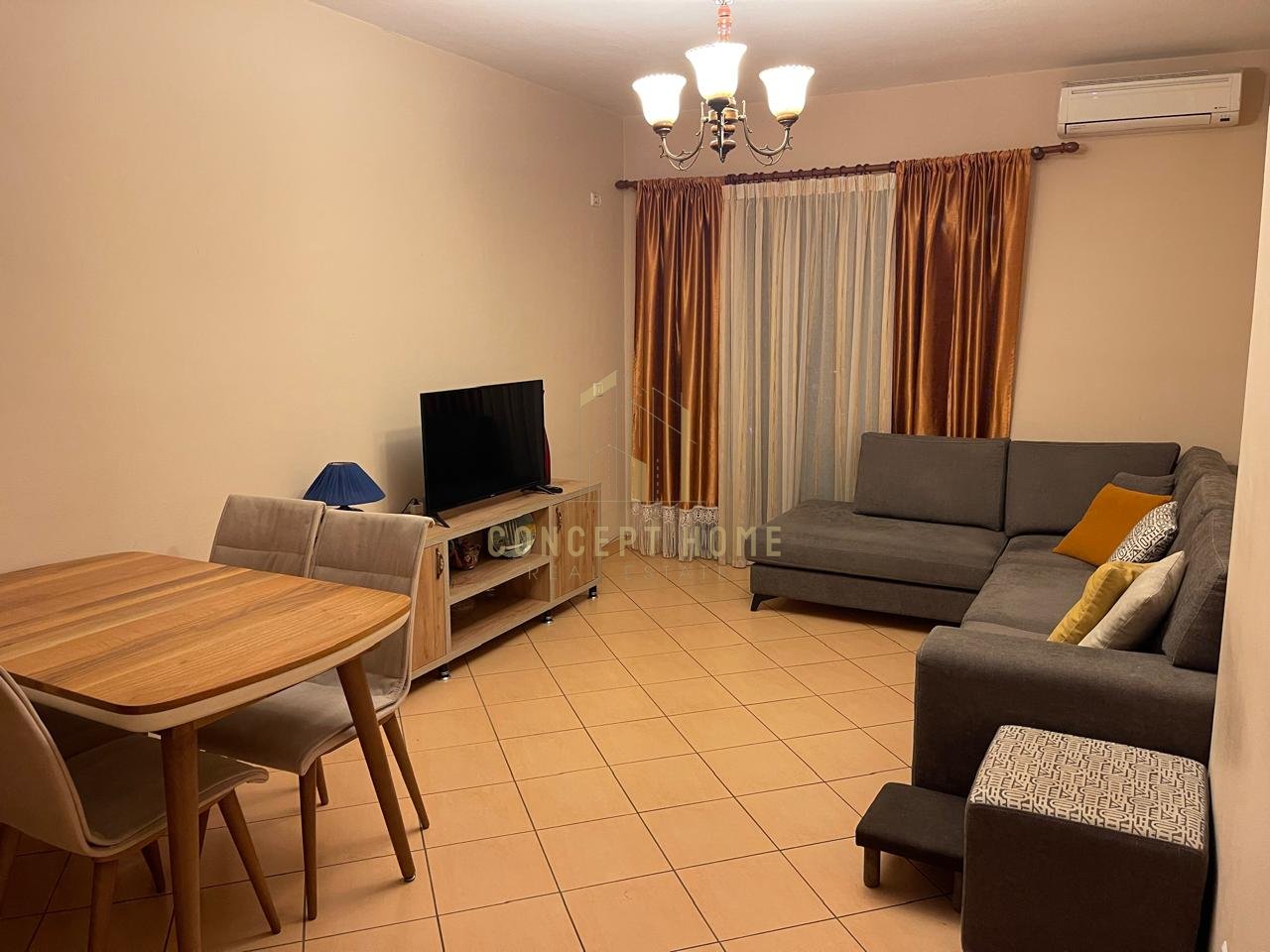 Jepet me qera Apartament 1+1 tek Pallati me shigjeta
