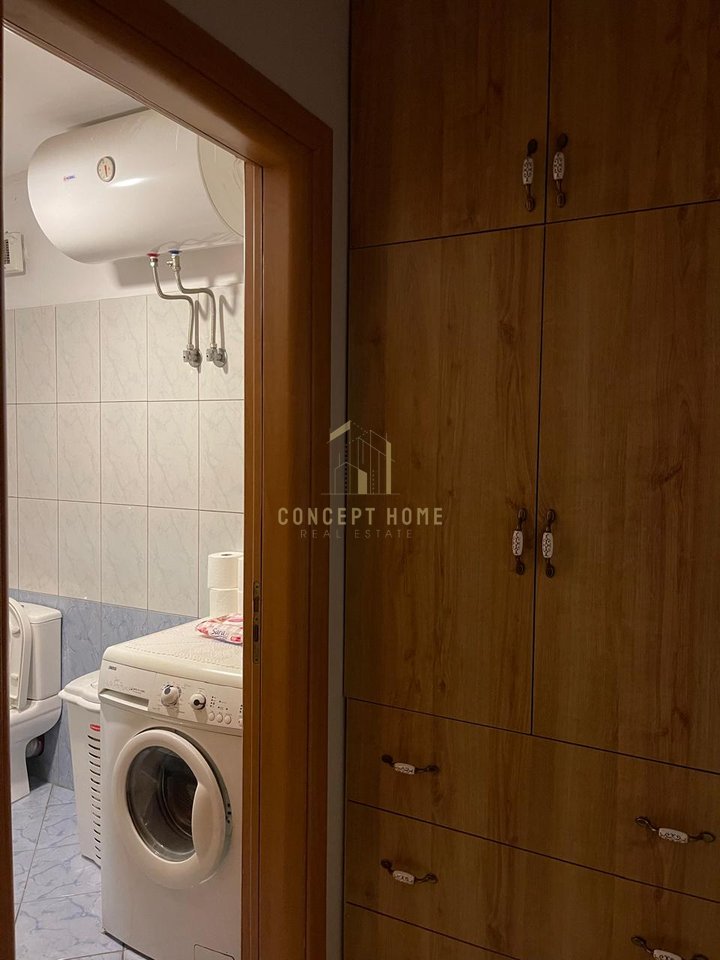 Jepet me qera Apartament 1+1 tek Pallati me shigjeta