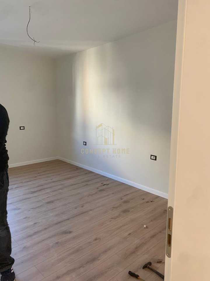 Jepet me qera apartament 3+1+3 tek Kristal Center