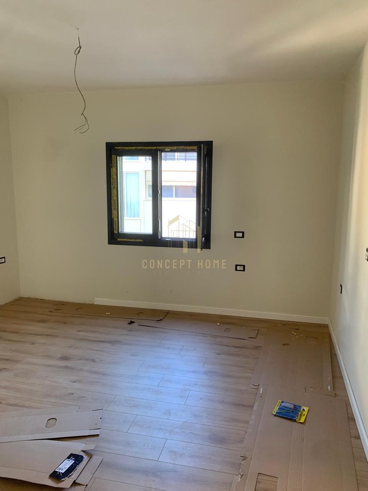 Jepet me qera apartament 3+1+3 tek Kristal Center