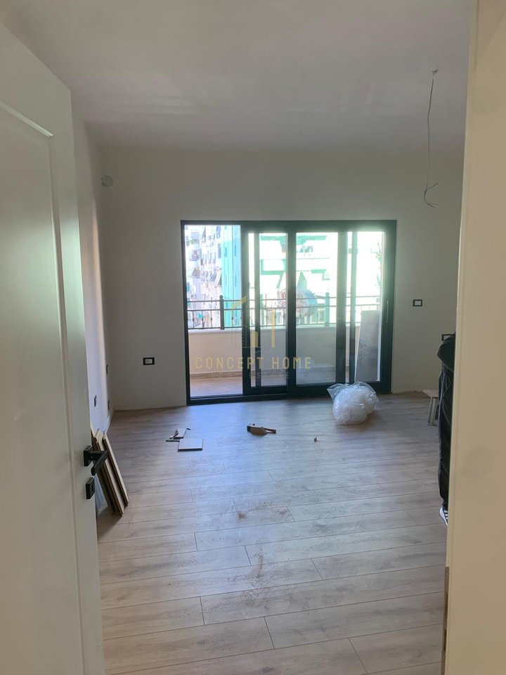 Jepet me qera apartament 3+1+3 tek Kristal Center