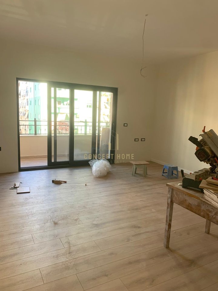 Jepet me qera apartament 3+1+3 tek Kristal Center