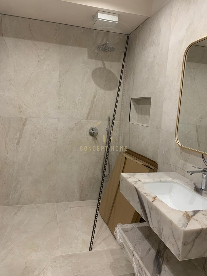 Jepet me qera apartament 3+1+3 tek Kristal Center