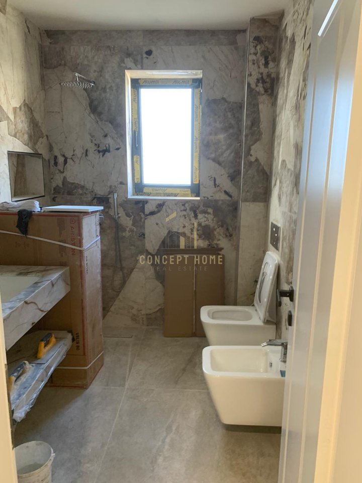 Jepet me qera apartament 3+1+3 tek Kristal Center