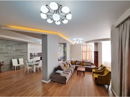 Jepet me qera Apartament luksoz tek Komuna e Parisit