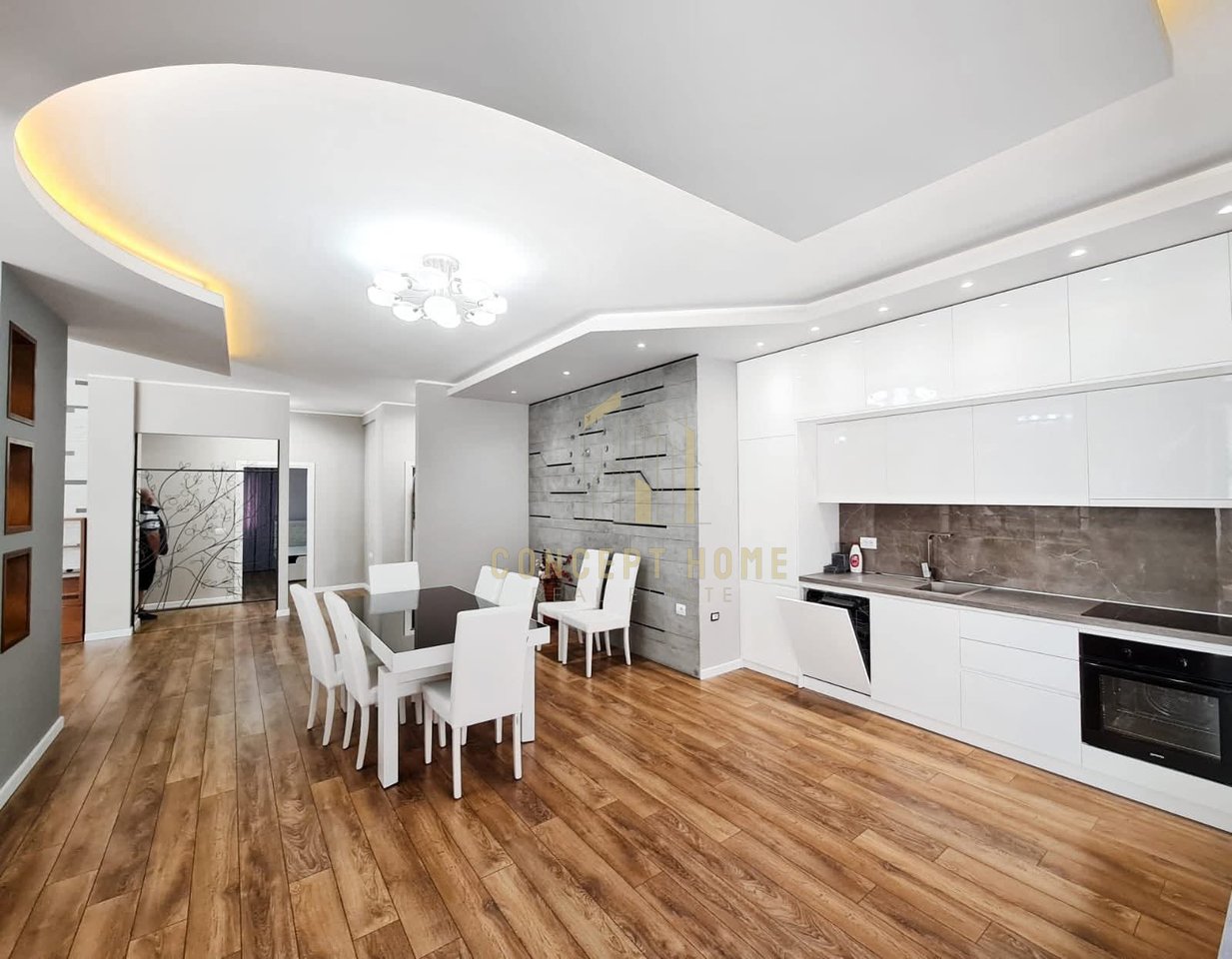 Jepet me qera Apartament luksoz tek Komuna e Parisit