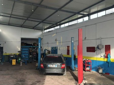 Si affitta un'officina a Vora.