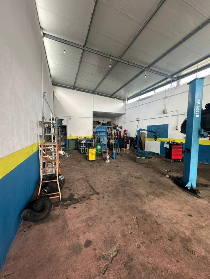 Si affitta un'officina a Vora.