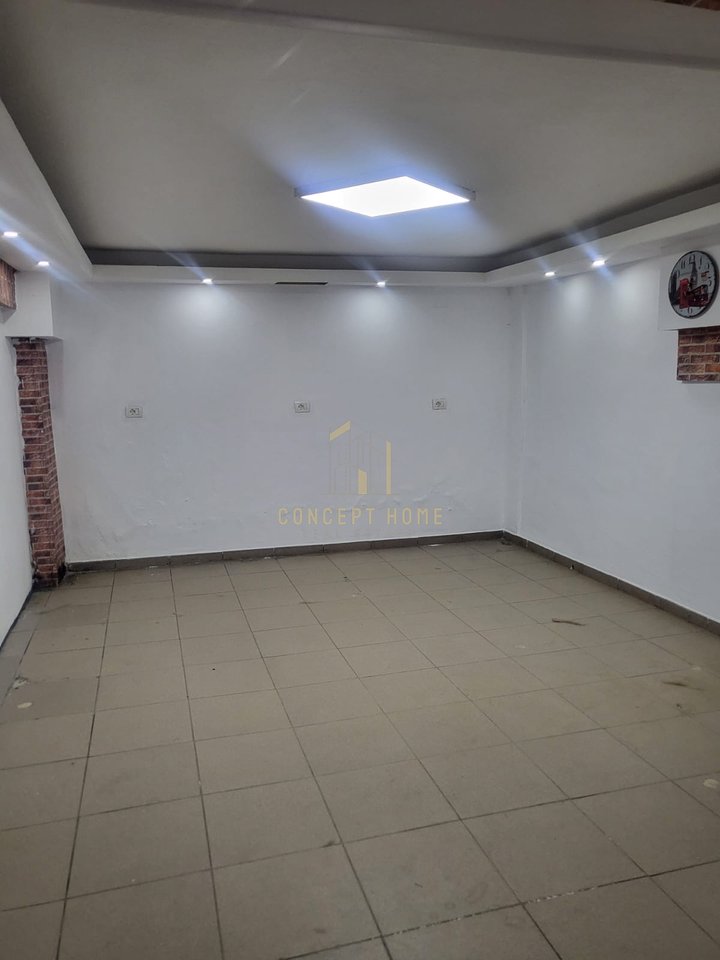 Shop for rent at Komuna Parisit