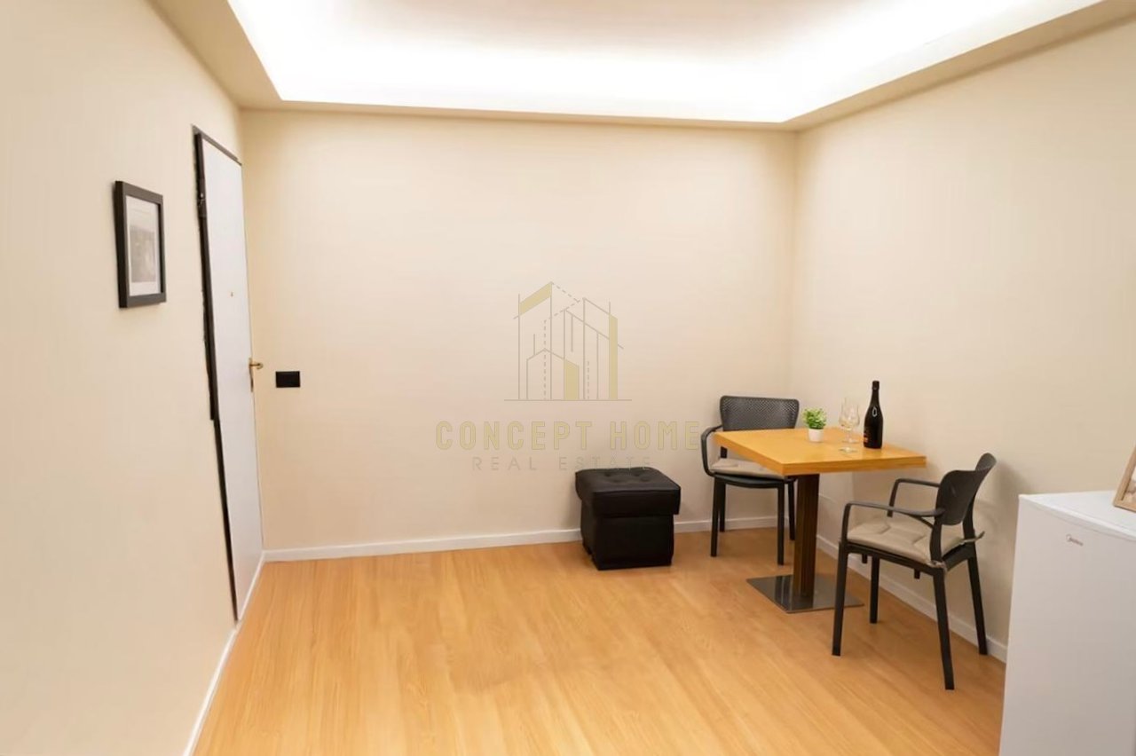 Ambient Zyre me qera tek Pazari i Ri