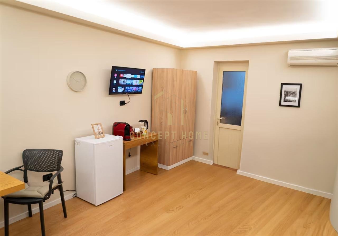 Ambient Zyre me qera tek Pazari i Ri