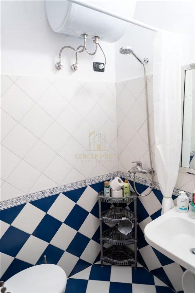 Ambient Zyre me qera tek Pazari i Ri