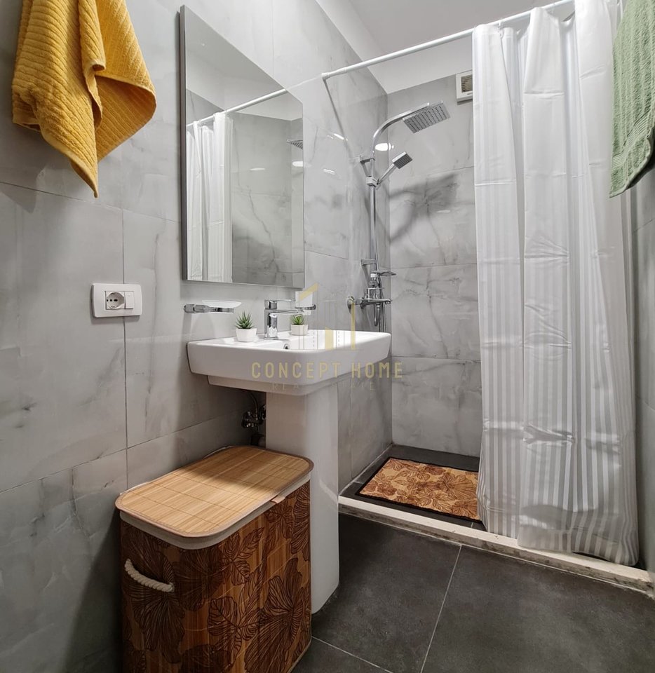 Shitet Apartament 1+1 tek Komuna e Parisit