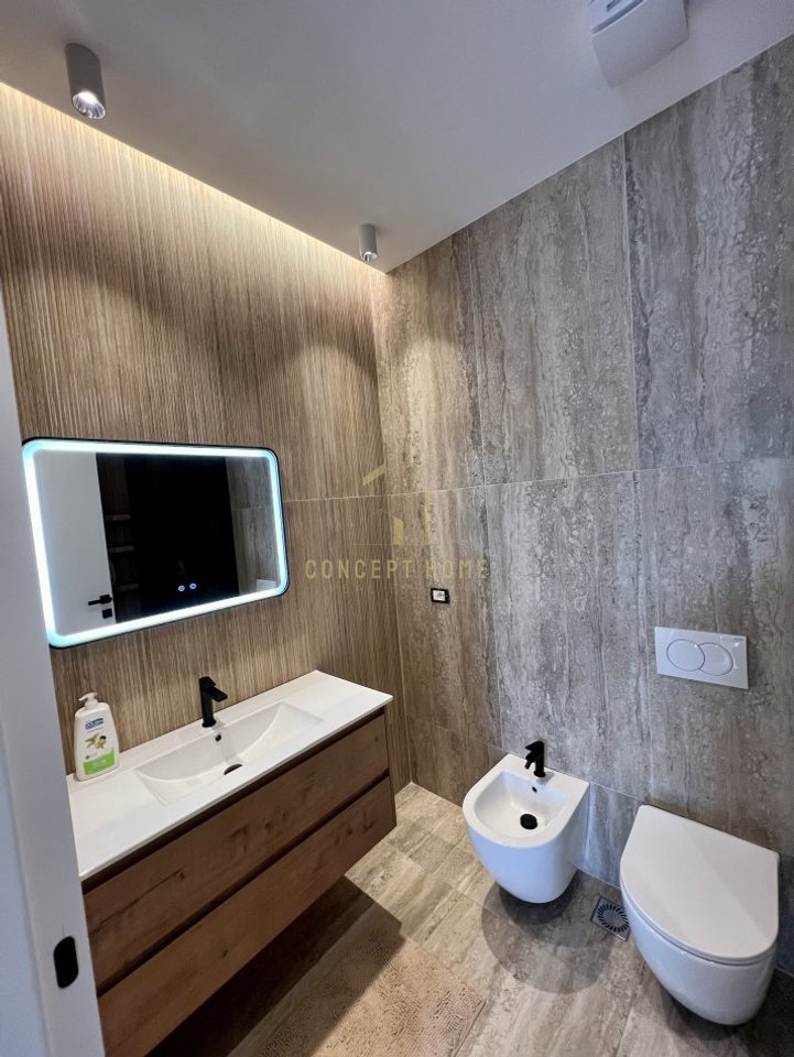 Jepet me qera apartament 2+1+2 tek Komuna e Parisit