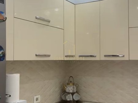 Jepet me qera apartament, Astir