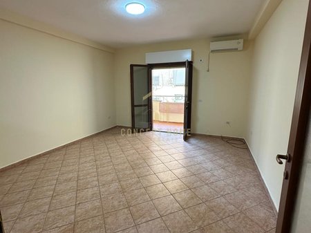 Jepet me qera Apartament 2+1+2 Tek Komuna e Parisit