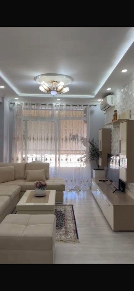 Jepet me qera apartament, Astir