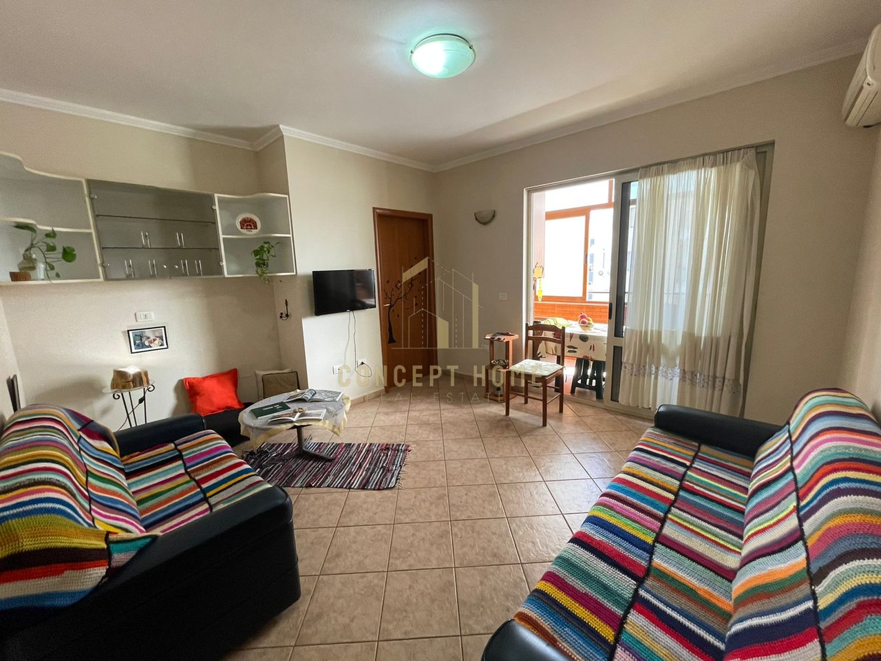 Jepet me qera apartamenti  1+1 Qender
Kati 6 ( me ashensor)