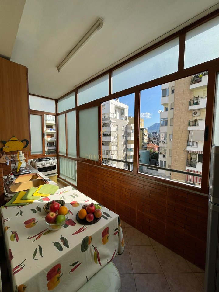 Jepet me qera apartamenti  1+1 Qender
Kati 6 ( me ashensor)