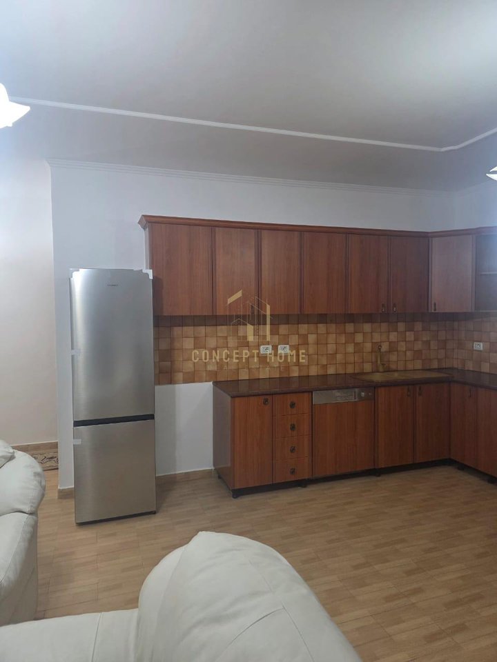 Jepet me qera apartament 1+1 Tek Stadiumi Dinamo