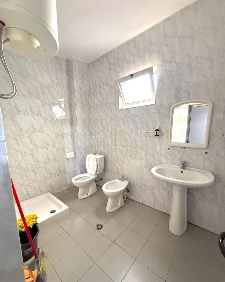 Jepet me qera apartament 1+1 Tek Rruga e Kavajes