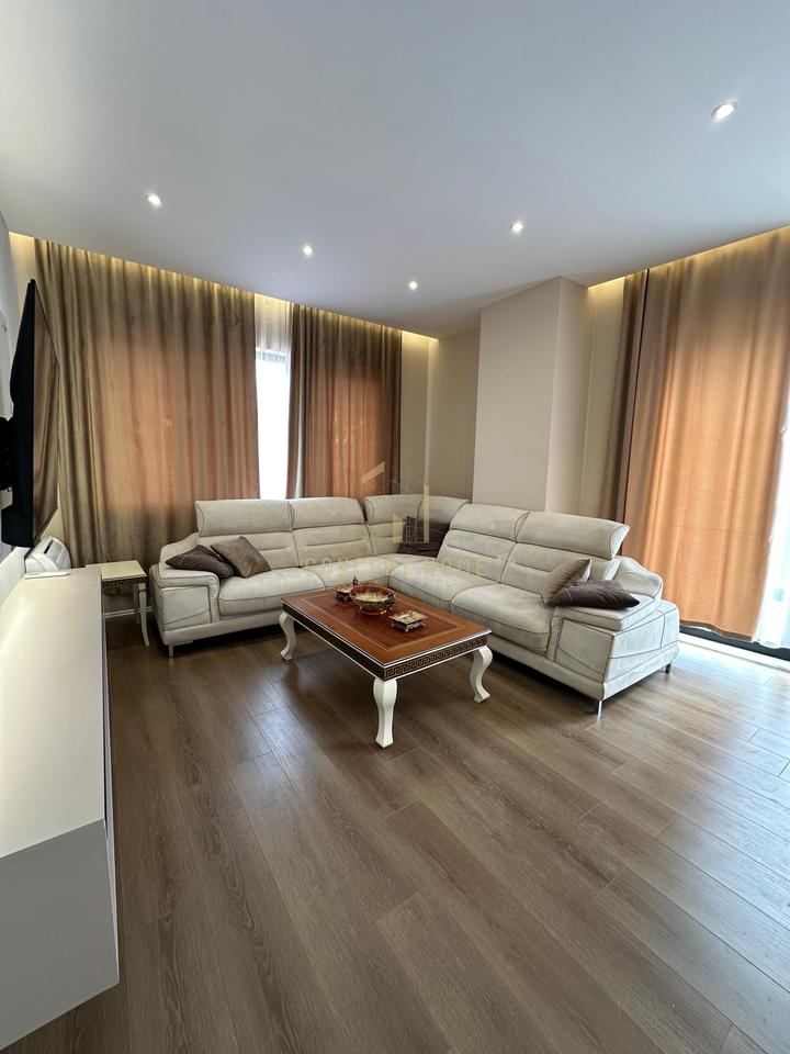 Appartamento di Lusso 2+1+2 in Affitto all'Incrocio Vasil Shanto, Tirana - 1200€ | 100 m²