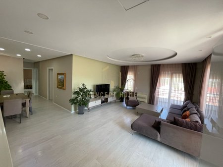 Jepet me qera apartament 3+1+2 tek Liqeni i Thate