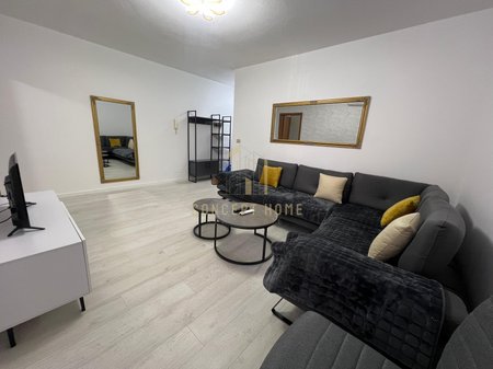 Jepet me qera super apartament 1+1 tek Komuna e Parisit