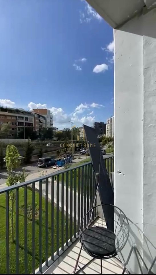 Shitet biznesi i nje parukerie te Lake View.