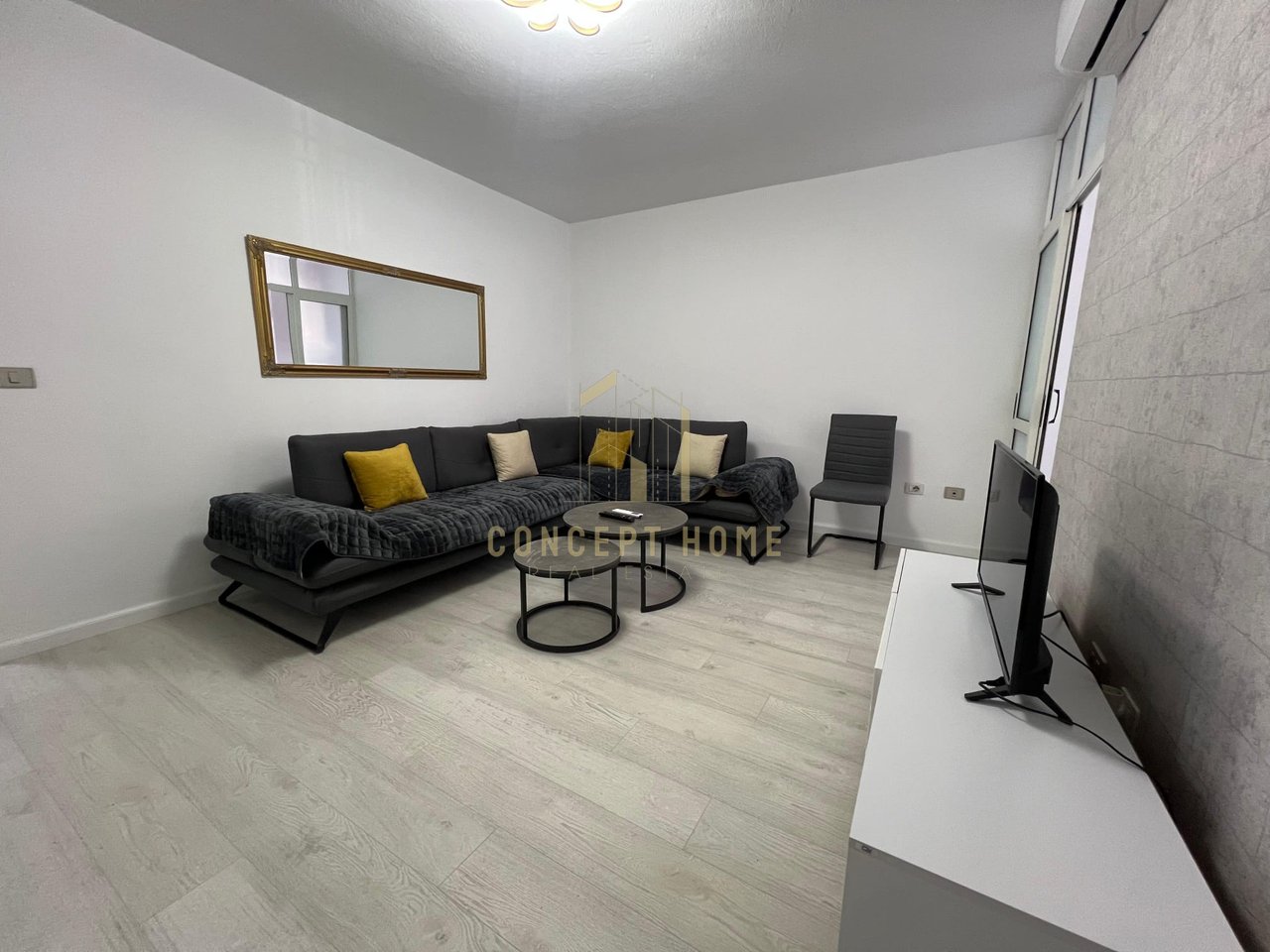 Jepet me qera super apartament 1+1 tek Komuna e Parisit