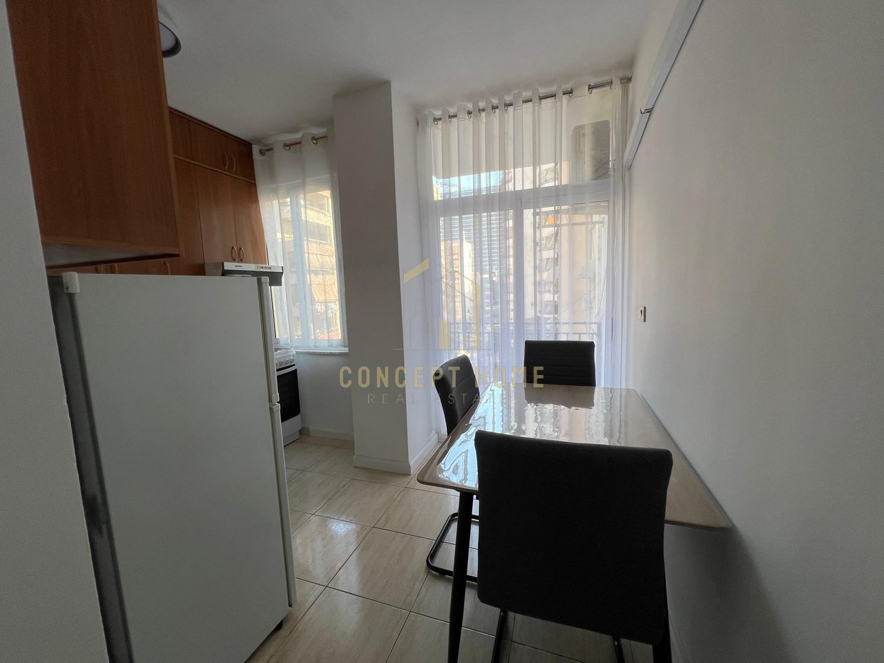 Jepet me qera super apartament 1+1 tek Komuna e Parisit