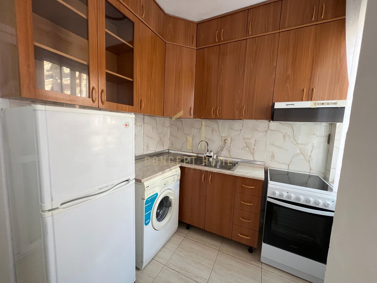 Jepet me qera super apartament 1+1 tek Komuna e Parisit