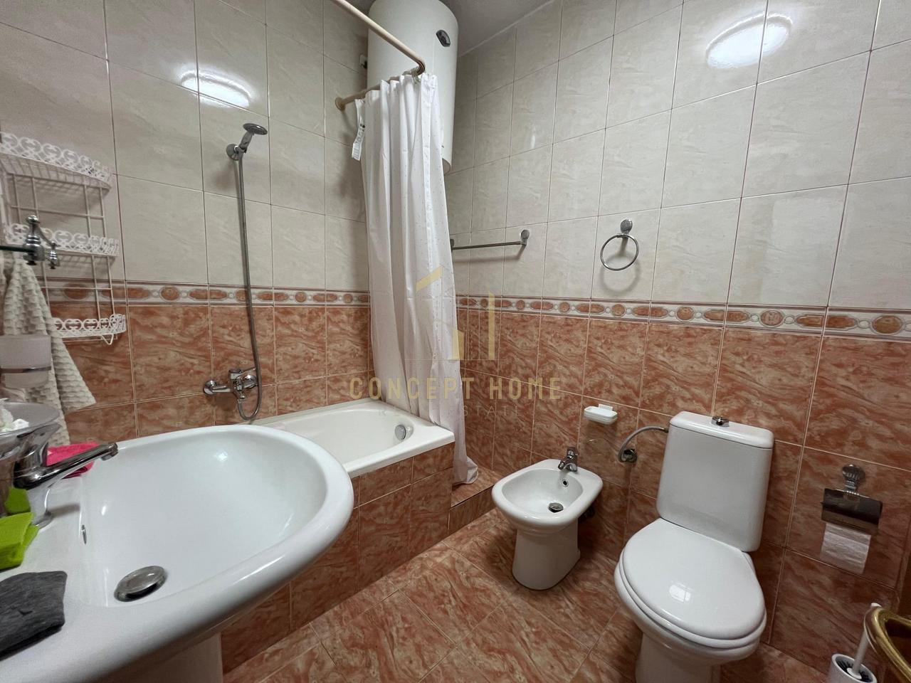 Jepet me qera super apartament 1+1 tek Komuna e Parisit