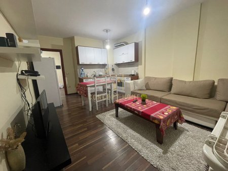 Jepet me qera apartament 1+1 tek Liqeni i Thate