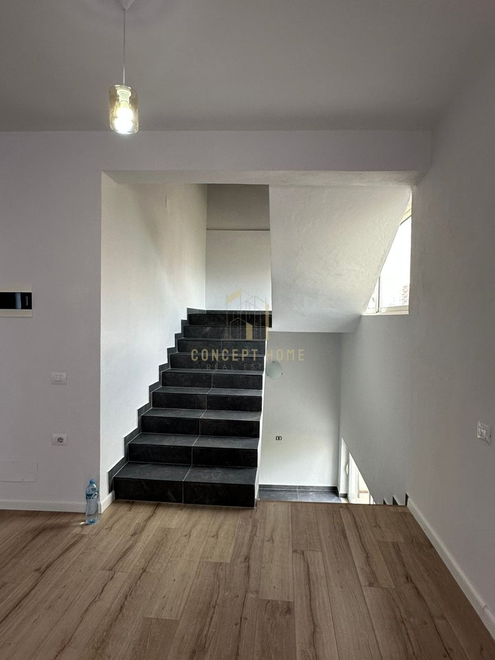 Shitet shtëpi private 2-katëshe në Kamëz