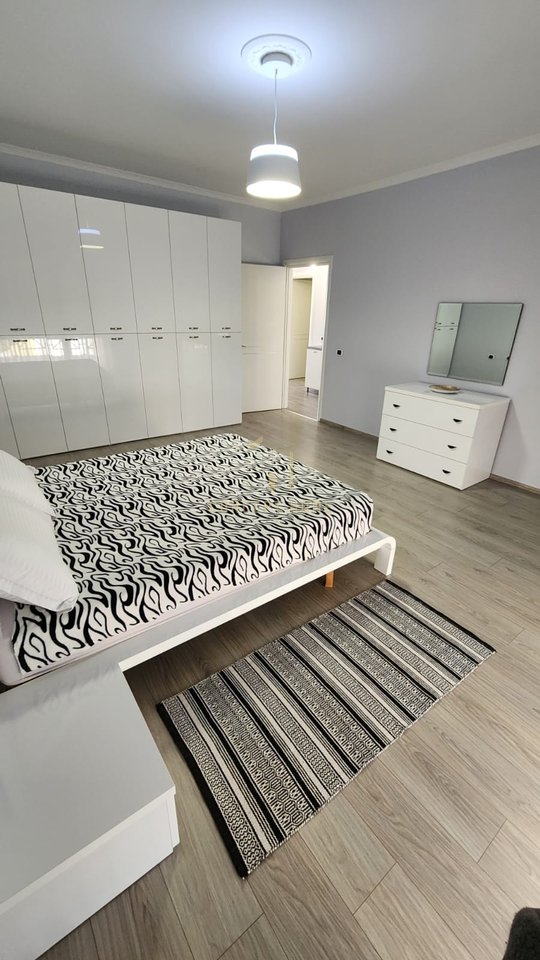 Apartament 3+1+2 Me Qira në Liqeni i Thatë, Tirana - 1500€ | 130 m²