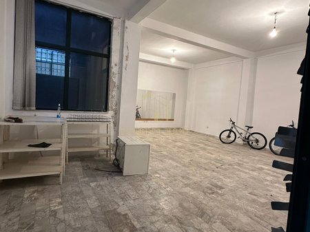 Locale commerciale in affitto, vicino a Rruga Kavajës.