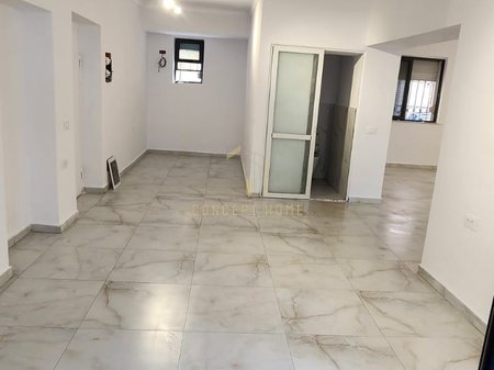 Si affitta locale vicino a Xhamllik.