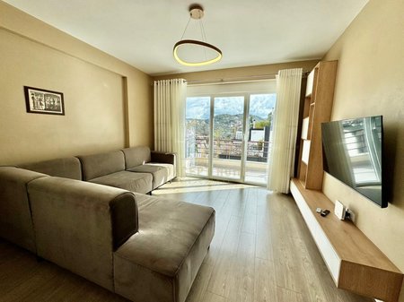 Shitet apartament 2+1+2 tek Kompelksi FZ, Liqeni i Thate