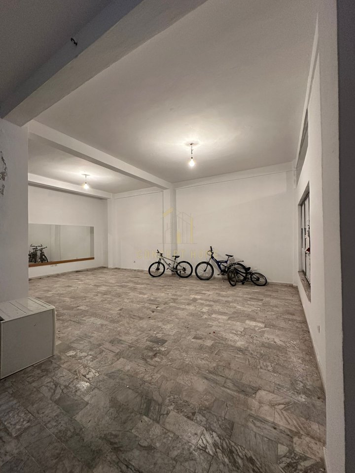 Locale commerciale in affitto, vicino a Rruga Kavajës.