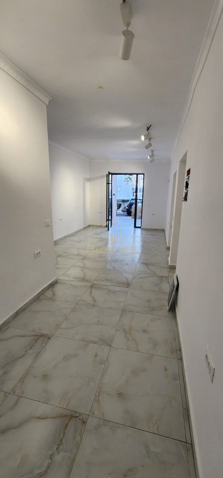 Si affitta locale vicino a Xhamllik.