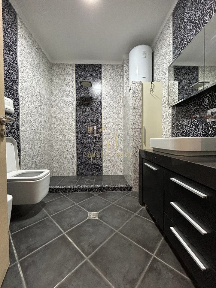 Jepet me qera apartament 1+1 tek Komuna e Parisit