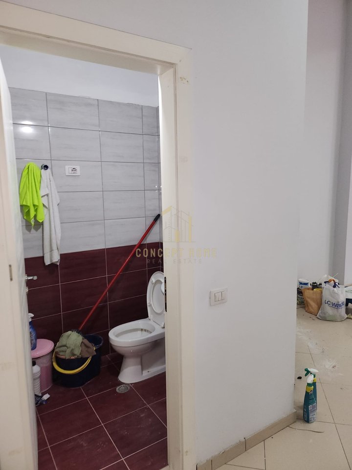 Locale in vendita ad Astir.