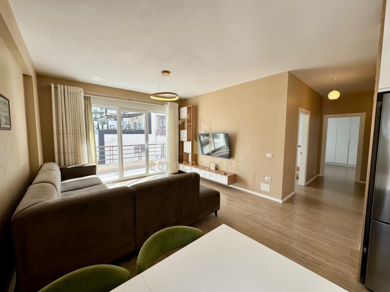 Shitet apartament 2+1+2 tek Kompelksi FZ, Liqeni i Thate