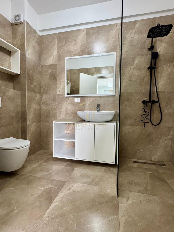 Shitet apartament 2+1+2 tek Kompelksi FZ, Liqeni i Thate