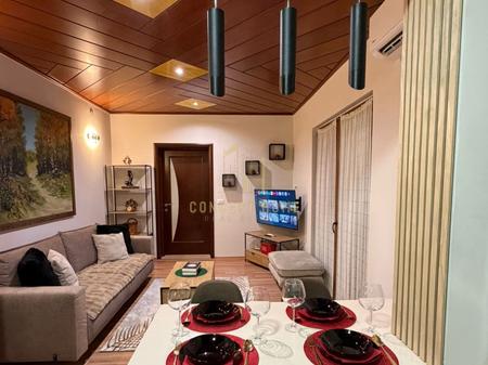 Jepet me qera shtepi 1+1 ne Delijorgj.

Siperfaqe: 55m2 
Kati i 3 ( me ashensor)

Organizohet: 

Sallon+ Kuzhine
1 Dhome gjumi 
1 Tualet
1 Ballkon 
Totalisht e mobiluar.
 
Kusht: Muaj i pare,muaj i fundit  dhe 1 muaj garanci.

Vendodhja: Rruga Kavajes,perball Deliorgjit.
Cmimi: 55.000 Leke.