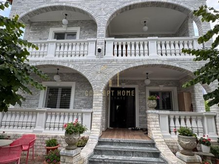 Shitet vile elegante 3 kateshe me arkitekure klasike dhe oborr te kuruar, nje oaz rehatie dhe prestigji