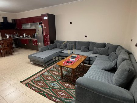 Shitet apartament 2+1+2 tek Komuna e Parisit