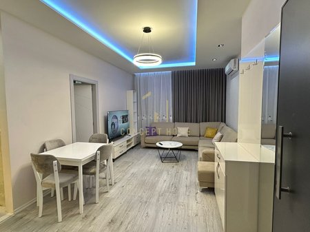 Jepet me qera super  apartament 1+1 prane  Selvia tek rruga Riza Cerova/600€